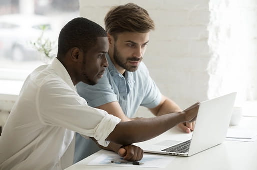 Gruppo di persone che parlano davanti a un pc
