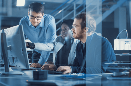 Gruppo di persone che parlano davanti a un pc