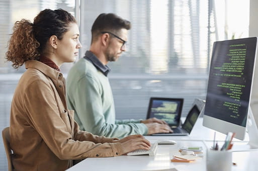 Gruppo di persone che parlano davanti a un pc