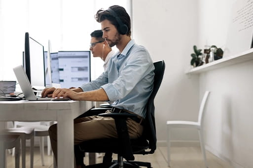 Gruppo di persone che parlano davanti a un pc